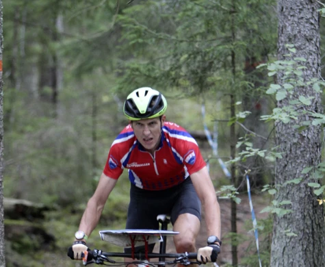 Mountainbikeorienteraren Marcus Jansson trampar fram på en skogsstig.