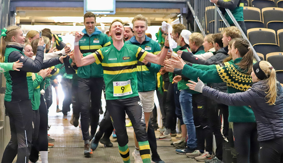 Elias Jonsson för NTNUI till seger på Tiomila i Skellefteå 2023. Närmast bakom följer Jörgen Baklid som sprang nionde sträckan. Bild: Tilda Segerslätt.