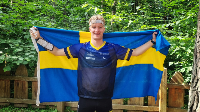 Vilmer Selin får fira med Sverigeflaggan när han lyckas ta silver på långdistansen.