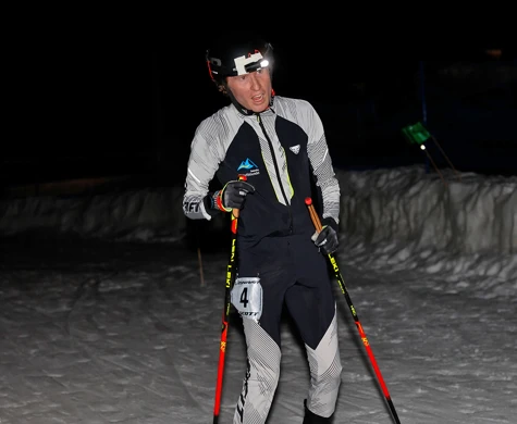 Jerker Lysell går i mål som vinnare på Bjursås Skimo Race i januari.