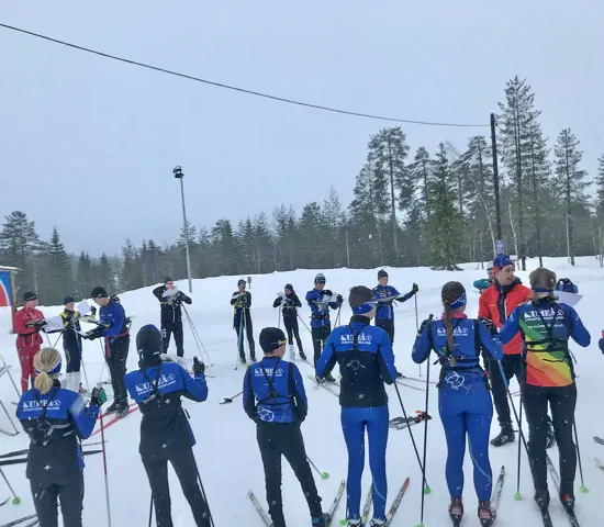 Deltagare på Rikslägret Vinter inför ett träningspass i Grönklittsterrängen.