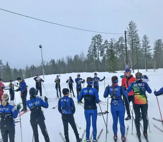 Deltagare på Rikslägret Vinter inför ett träningspass i Grönklittsterrängen.