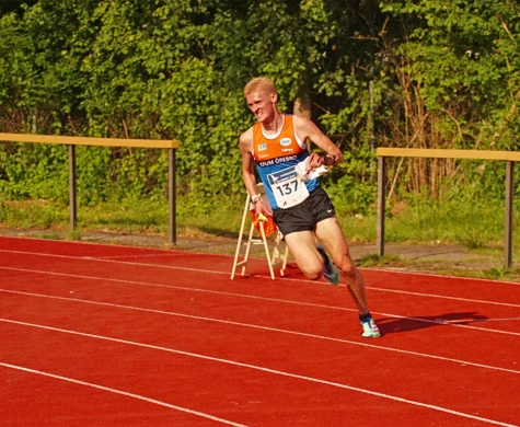 Jonatan Gustafsson ger allt från sista kontrollen och kniper SM-guld. 