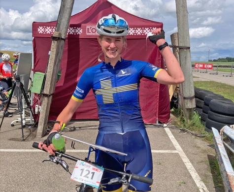 En glad Tilda Palm efter silver på sprinten vid U23-VM i Lettland.