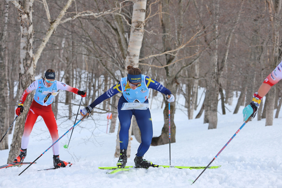 Magdalena Olsson med Schweiz Eliane Deininger i Schweiz förstalag precis bakom. Bild: Johan Trygg.