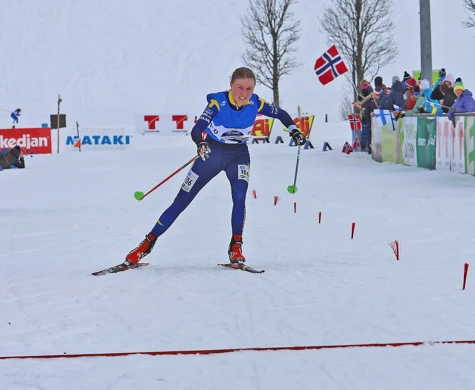 Frida Sandberg spurtar i mål som trea på jaktstarten vid VM i Ramsau 2024. I helgen väntar världscup i Ruhpolding, Tyskland för Frida och övriga landslagsåkare.