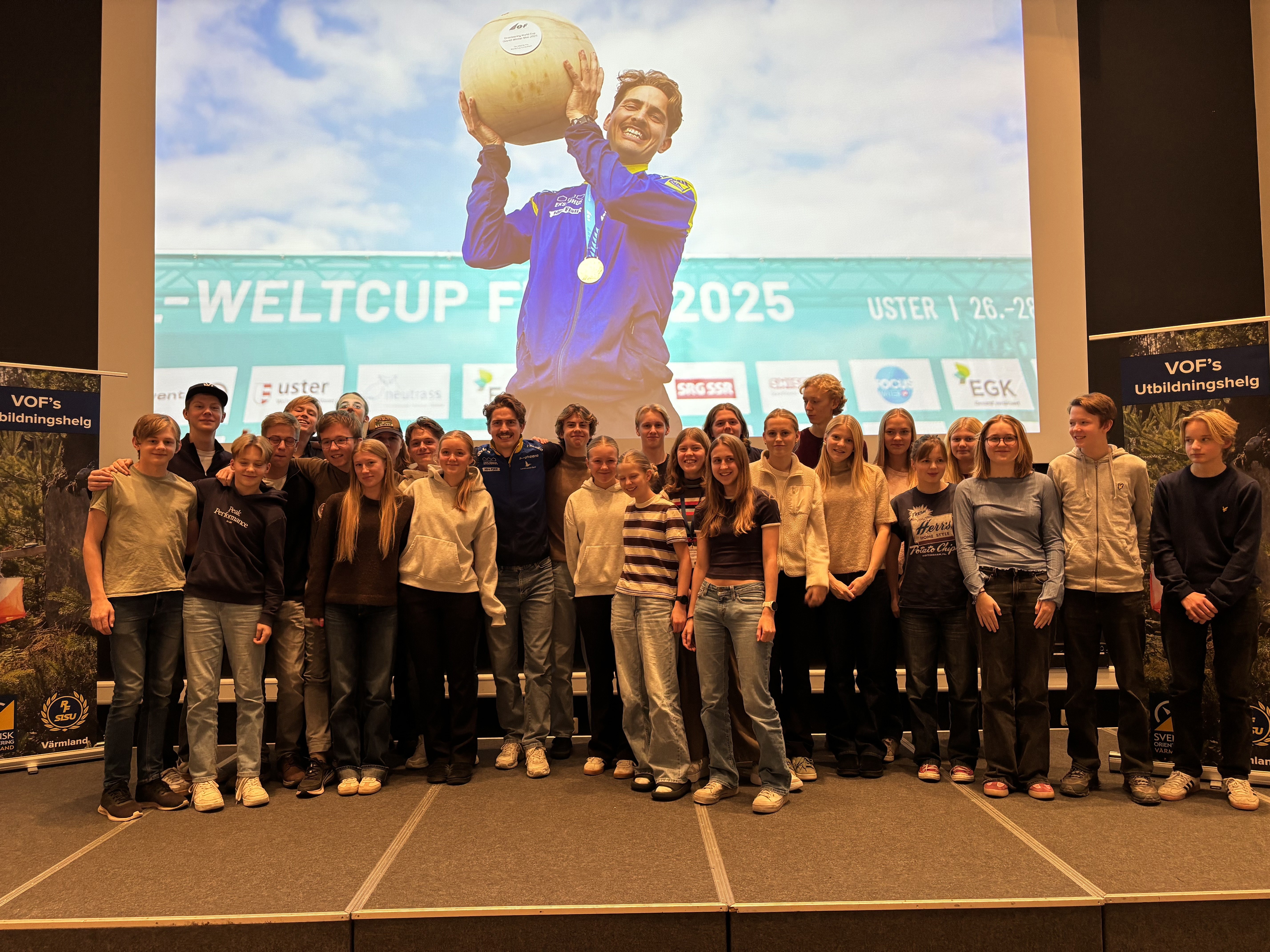 Ungdomarna med Max Peter Bejmer på utbildningshelgen i Sunne