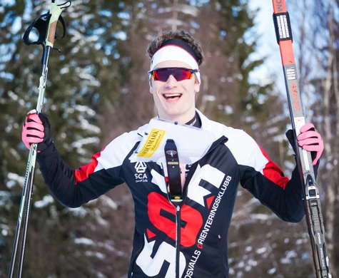 Truls Lindholm sträcker skidorna i luften efter delat SM-guld.