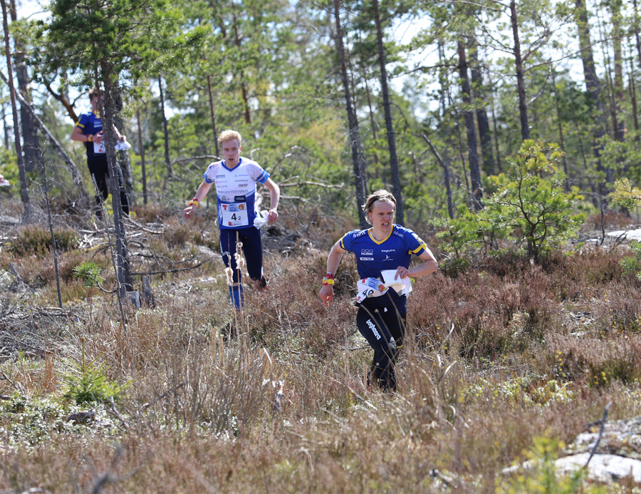 Simon Hector har EM i Ungern som mål i år. Här ser vi Simon under världscupstafetten i Norge i fjol våras skuggad av Finlands Olli Ojanaho och Simon Imark. Bild: Johan Trygg.