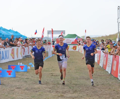 Sveriges förstalag med Albin Ridefelt, Emil och Viktor Svensk springer i mål som silvermedaljörer på EM-stafetten.