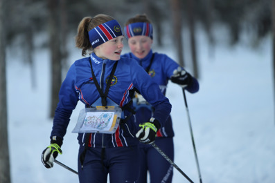 Två ungdomar som skidorienterar