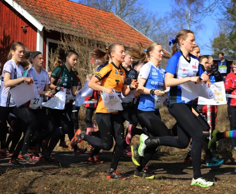 En grupp damer springer förbi ett rött hus under Måsenstafetten 2025.