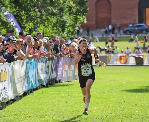 Karolin Ohlsson grinar illa på upploppet men avslutningen på loppet räckte till SM-guld.
