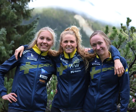 Hanna Lundberg, Karolin Ohlsson och Johanna Ridefelt med glada leenden och schweiziskt berg i bakgrunden.