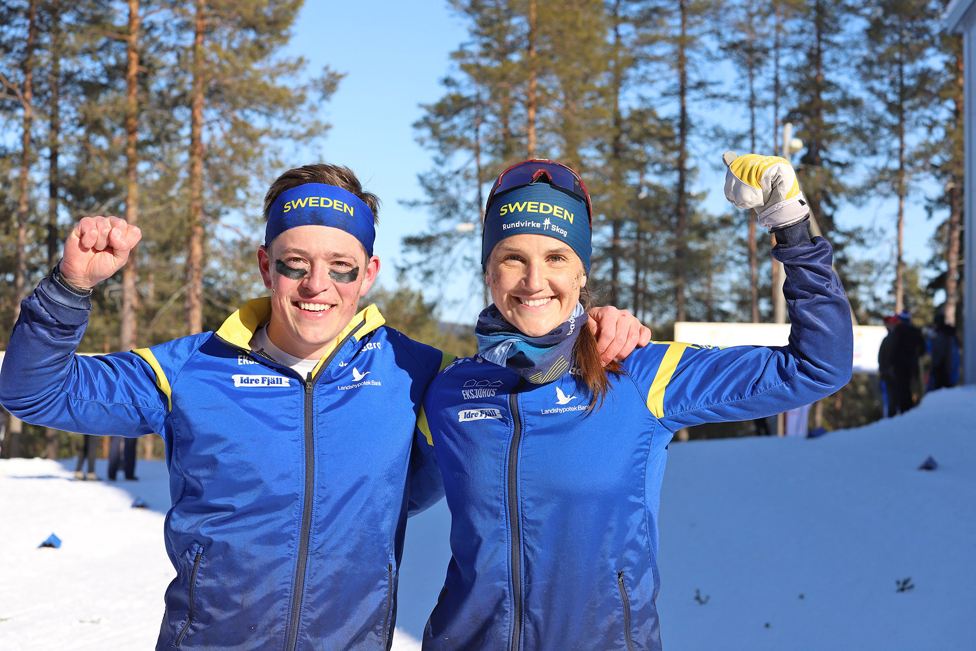 Jonatan Ståhl och Magdalena Olsson är två av flera svenska medaljhopp på VM i skidorientering i Japan. Bilden från när duon tog guld på sprintstafetten vid EM i Finland 2025. 