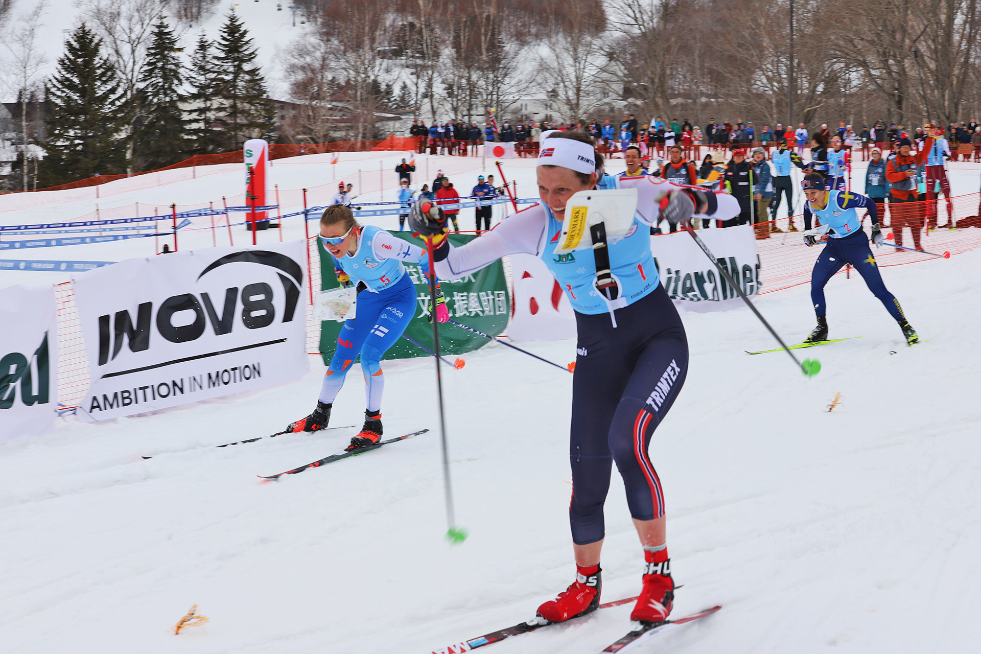 Anna Ulvensöen spurtar Norge till guld på sprintstafetten vid VM i skidorientering precis före Finland med Amanda Yli Futka och Sverige med Magdalena Olsson. 