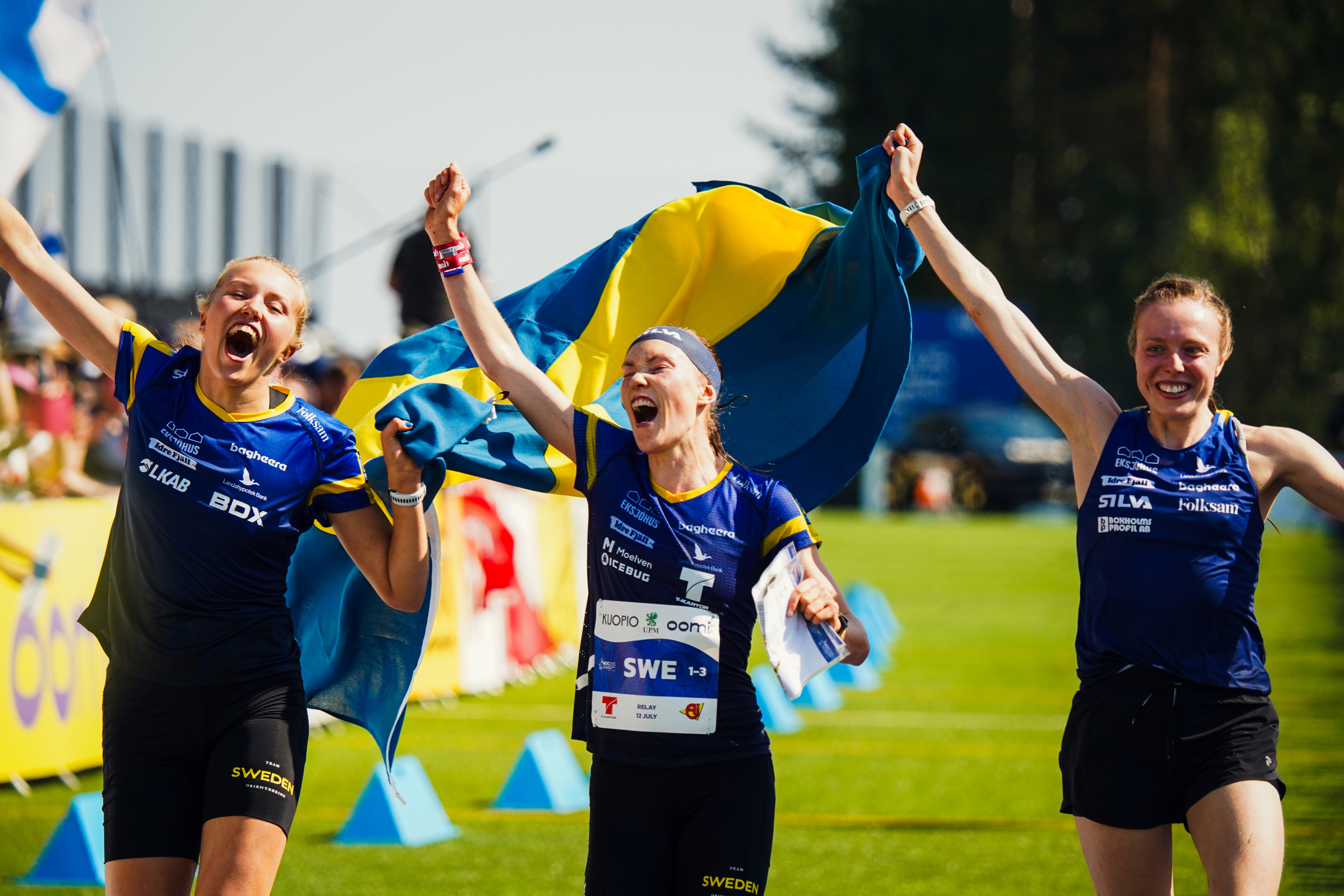Hanna Lundberg, Tove Alexandersson och Sanna Fasth jublar när de korsar mållinjen under VM i Finland i juli i år