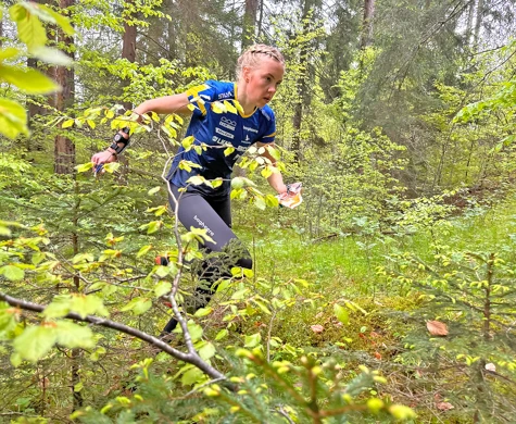 Hanna Lundberg fullt fokuserad genom ett lövverk på fredagens danska VM-test.
