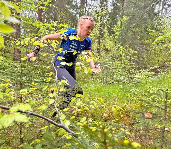 Hanna Lundberg fullt fokuserad genom ett lövverk på fredagens danska VM-test. 