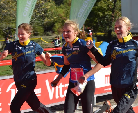 Hilda Holmqvist Johansson, Hanna Lundberg och Elsa Sonesson mot JVM-guld i stafett.