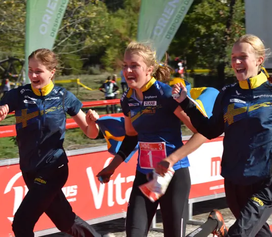 Hilda Holmqvist Johansson, Hanna Lundberg och Elsa Sonesson mot JVM-guld i stafett.