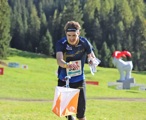 Max Peter Bejmer stämplar vid en kontroll under världscupavslutning i Schweiz i hösten 2022 när han blev tvåa.