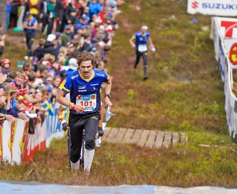 Max Peter Bejmer springer till världscupseger i stafett för Sveriges förstalag. I bakgrunden Emil Svensk för andra laget som är tvåa över mållinjen.