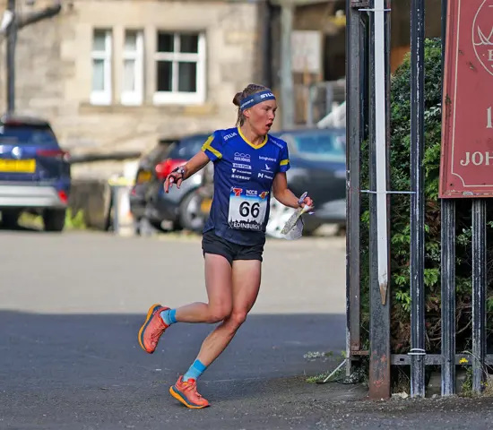 Tove Alexandersson på väg mot klar seger i kvalet på VM-sprinten.