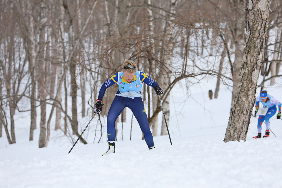 Linda Lindkvist här med Amanda Yli Futka i Finlands förstalag strax bakom. Bild: Johan Trygg.
