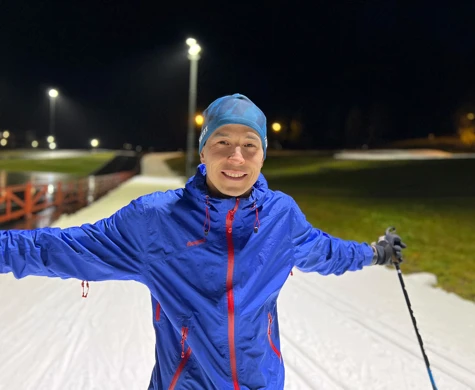 Andrei Lamov står på konstsnöspåret vid Lugnet i Falun.