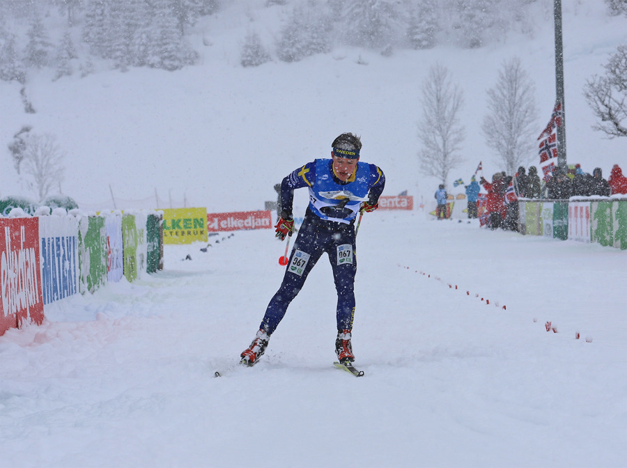 Jonatan Ståhl spurtar i mål som sjua i snövädret. Bild: Johan Trygg.