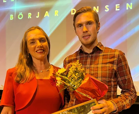 Martin Regborn mottar utmärkelsen Årets Orienterare av Svenska Orienteringsförbundets förbundschef Susanne Maarup. Bild: Johan Trygg.