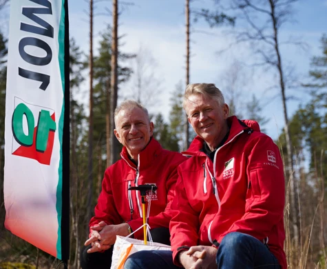 Björn Persson och Mats Rosander på en stubbe inför Tiomila 2025