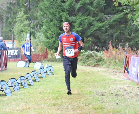 Gustav Bergman springer i mål som segrare i Swedish League 2024 efter att ha avgjort jaktstartsfinalen i hård kamp med Max Peter Bejmer på slutet.