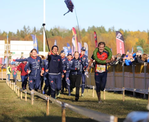 Albin Ridefelt och hela OK Linnes lag springer i mål som vinnare av 25-manna för andra året i rad.