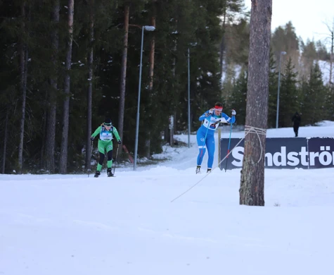Linda Lindkvist jagar Magdalena Olsson i spåret under SM jaktstart 2022.