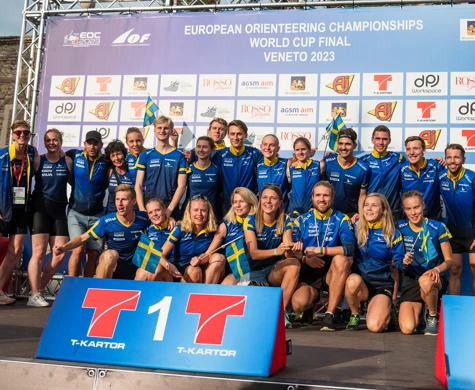 Svenska löpare och lagledning jublar efter totalsegern i världscupens nationstävling.