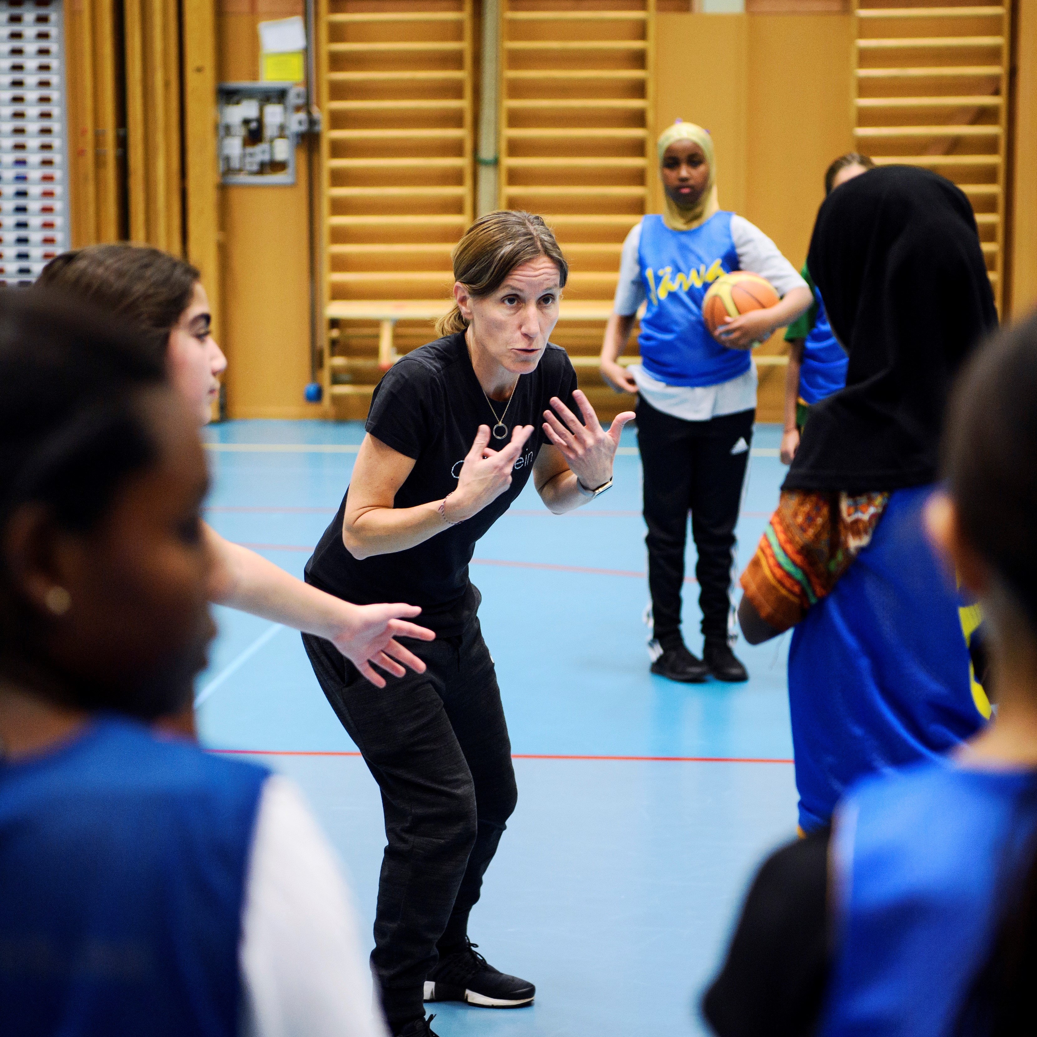 Bild på tränare som instruerar