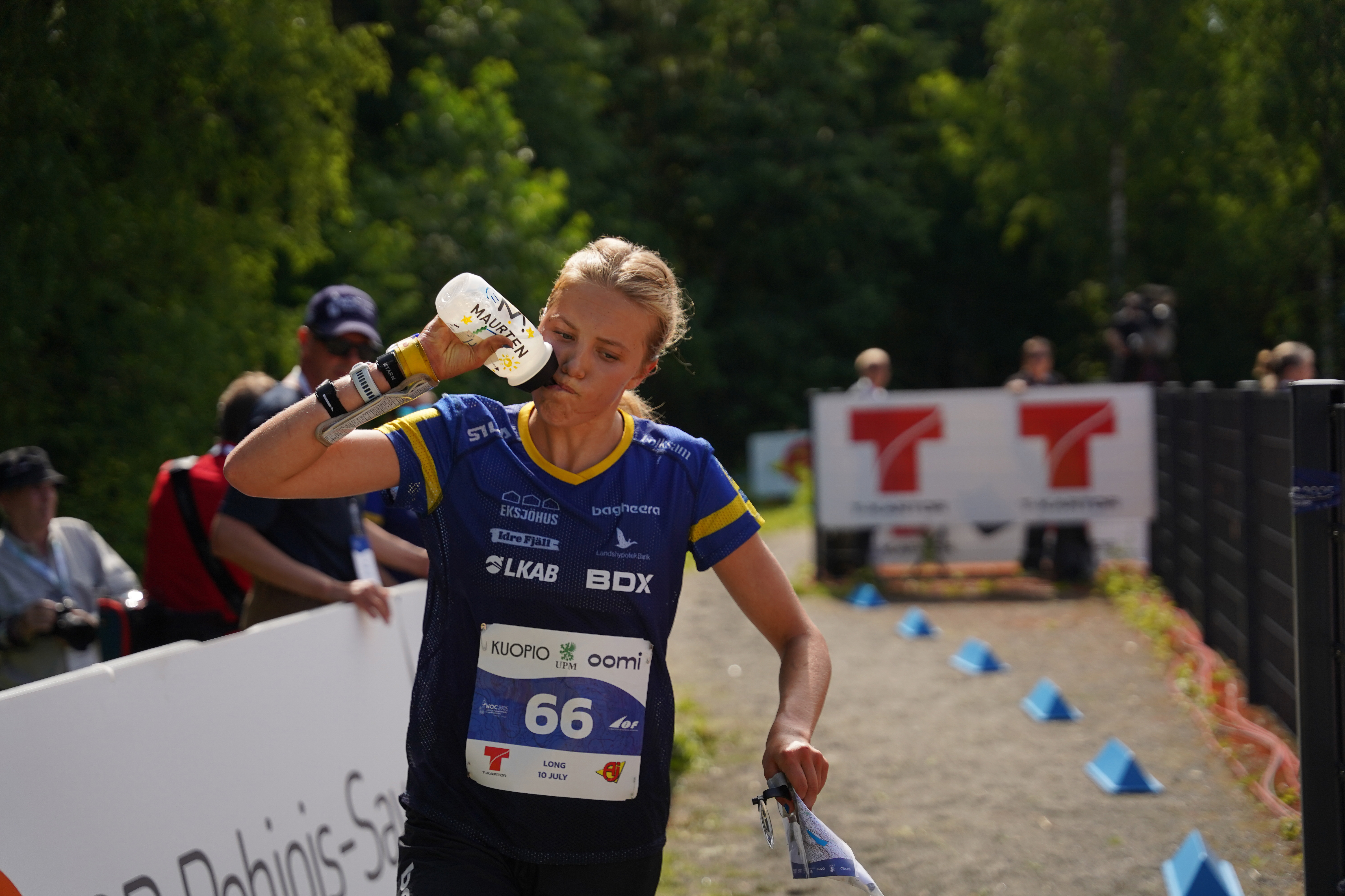 Hanna Lundberg dricker Maurten under VM 2025