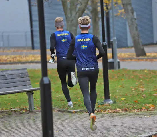 Isac von Krusenstierna och Axel Granqvist drar iväg under sprintkval i Huskvarna. 