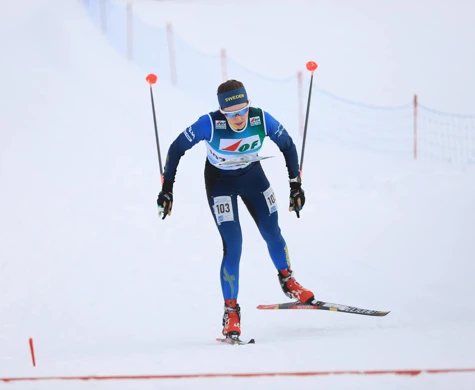 Evelina Wickbom spurtar mot mål under en deltävling i Ski-O-Tour.