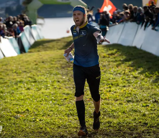Gustav Bergman spurtar i mål vid världscupfinalen i Schweiz 2022.