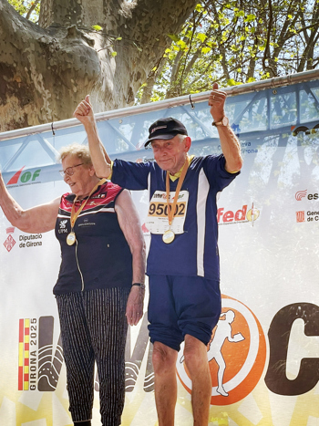 Kjell Arne Pettersson, Härlövs IF, firar sitt sprintguld ihop med Sole Nieminen från Finland. Foto: Susanne Maarup