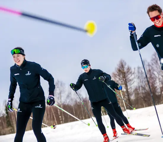Elin Schagerström som tränar tillsammans med idrottare från andra skidsporter