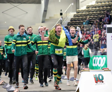 . Elias Jonsson och hela NTNUI-laget jublar som vinnare av Tiomila för första gången.