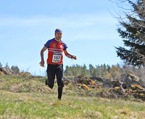 Gustav Bergman spurtar mot seger på Swedish League långdistans.
