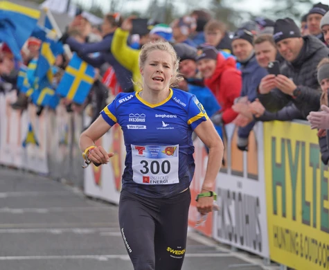 Sara Hagström spurtar mot seger på medeldistansen vid världscupen i Norge våren 2023.