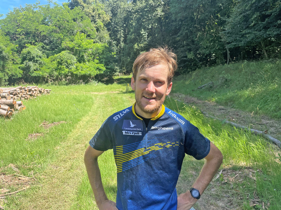 Albin Ridefelt efter ett av många träningspass i den kuperade terrängen i Ungern. Bild: Erik Mattsson.