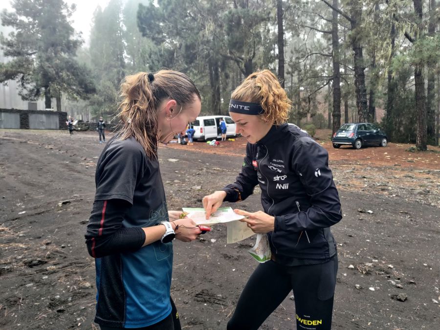 Johanna Ridefelt och Karolin Ohlsson diskuterar vägval efter träning på Teneriffa.