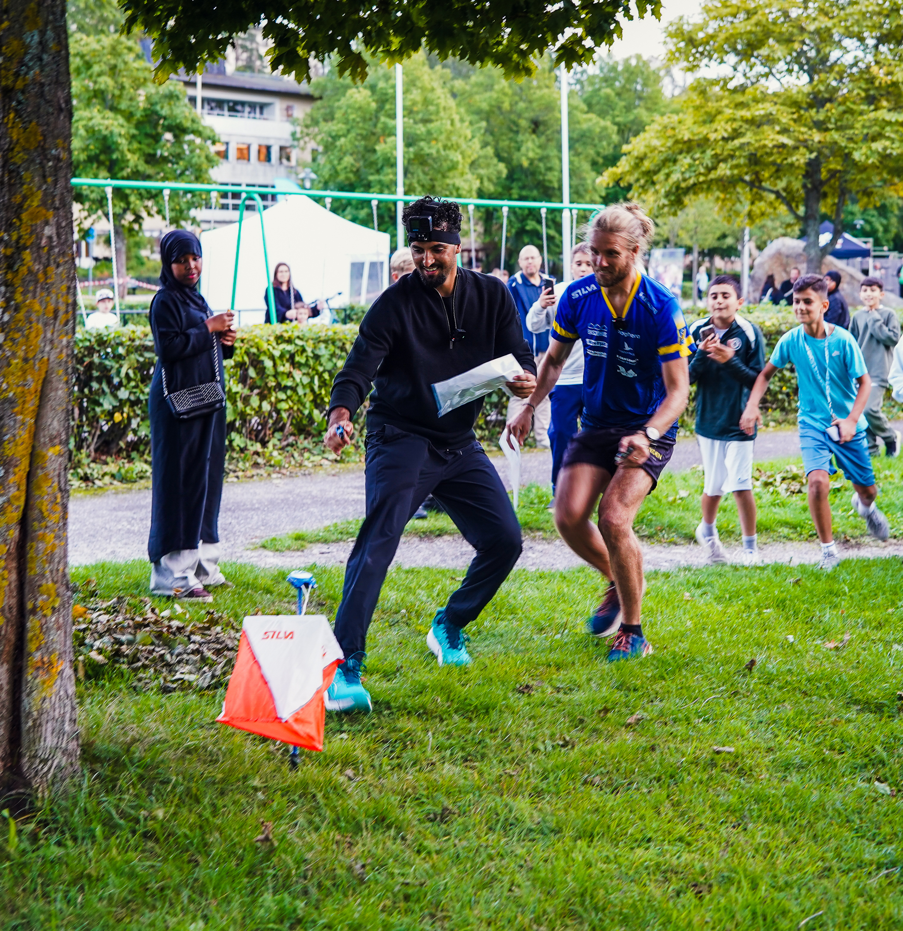 Filip Dikmen stämplar precis före Gustav Bergman